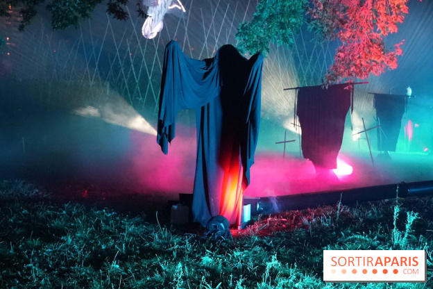 Parc de l'Étrange 2026 : Silhouette drapée et installation lumineuse dans un paysage nocturne