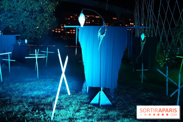 Parc de l'Étrange 2026 : Figure enveloppée dans une tenture bleue au parc nocturne