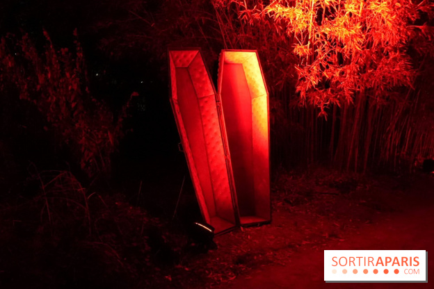 Parc de l'Étrange 2026 : Cercueil lumineux rouges dans le parc