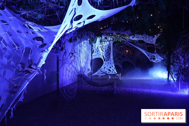 Parc de l'Étrange 2026 : Toiles lumineuses bleues dans le parc nocturne