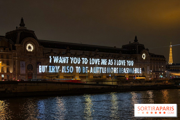 ÉCLAIRÉ par Jenny Holzer, projection lumineuse sur la façade du musée d'Orsay
