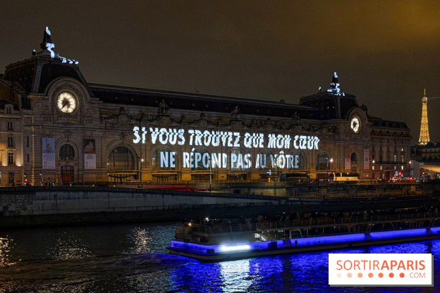ÉCLAIRÉ par Jenny Holzer, projection lumineuse sur la façade du musée d'Orsay
