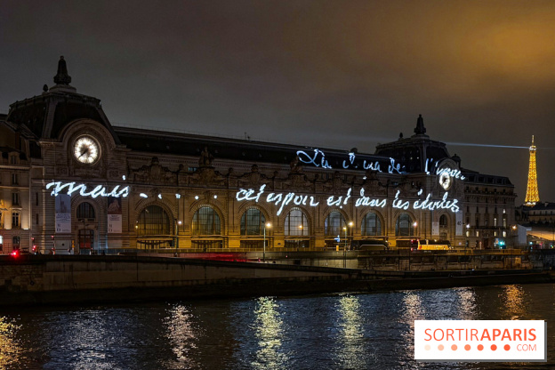 ÉCLAIRÉ par Jenny Holzer, projection lumineuse sur la façade du musée d'Orsay