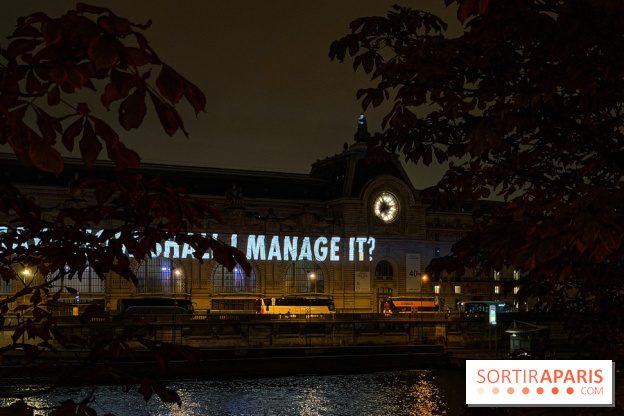 ÉCLAIRÉ par Jenny Holzer, projection lumineuse sur la façade du musée d'Orsay