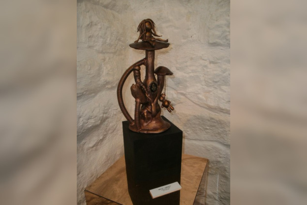 oh my gode! Miette ajoute encore une fois sa petite touche en superposant son petit personnage fétiche sur le haut de sa sculpture