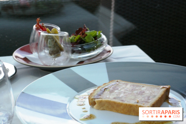 Pâté en croute de volaille pistachée, toats de pain de campagne, pickles et condiments