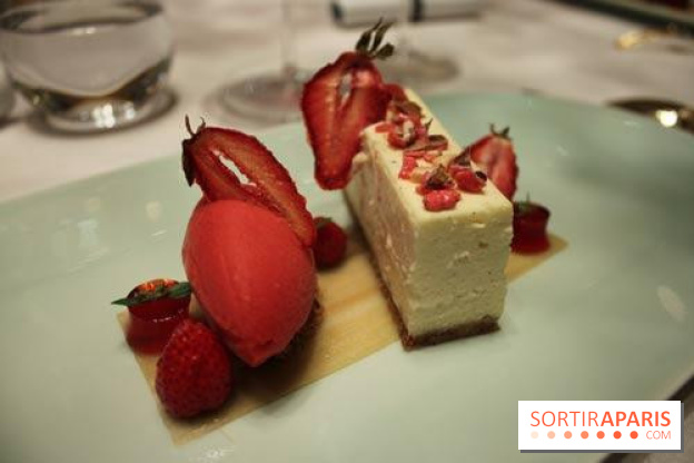 Tom Kitchin au Plaza Athénée - Cheesecake fraise-Rhumarbe