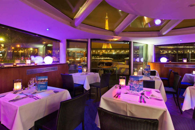 Nuit insolite au fil de l'eau, face à la Tour Eiffel