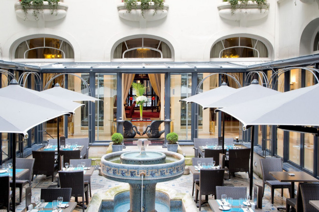 Une coupe de Champagne au "bar Terr'ice" du patio de l'Hôtel California