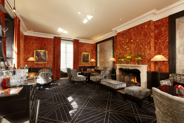 Un cocktail au coin d'un feu de cheminée au bar du restaurant Anne