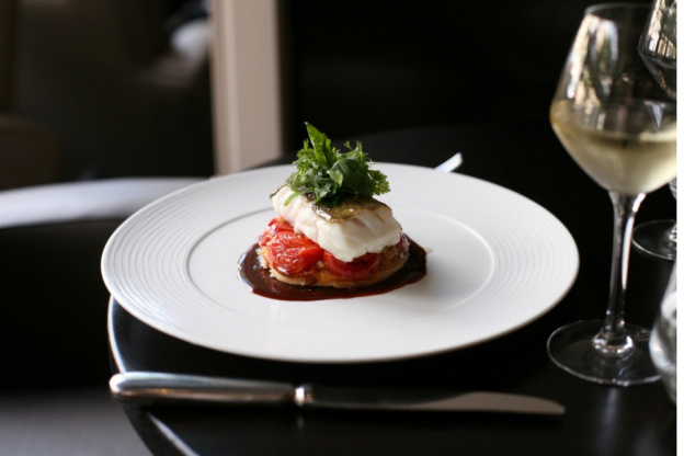 Dos de cabillaud rôti, tatin de tomates aux échalotes