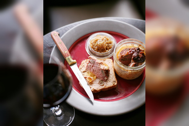 Terrine de campagne maison et sa compotée d'oignons à la myrte