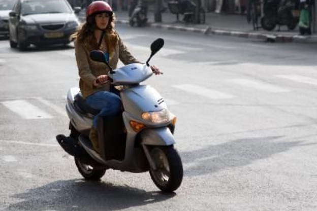 location de scooters électrique à la gare de Paris Montparnasse, peugeot