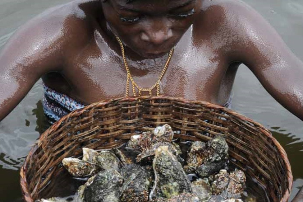 Femmes de l'eau by Angèle Etoundi Essamba