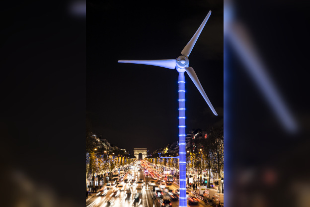 une éolienne et des panneaux solaires sur les Champs-Elysées