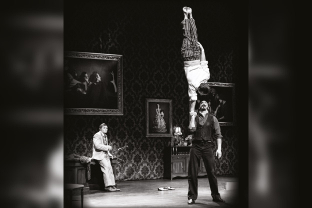 The Elephant in the Room par le Cirque le Roux