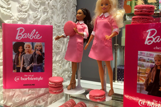 Ladurée x Barbie, la boîte de macarons en édition limitée !