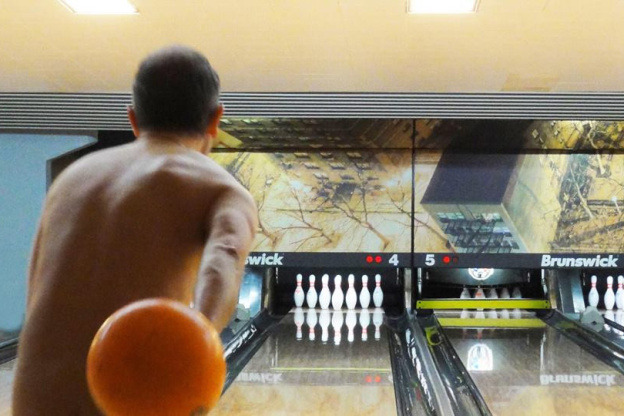 Un tournoi de bowling naturiste à Paris 
