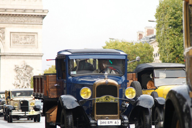 Un rallye de voitures anciennes dans les rues de Paris