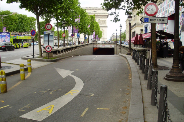 Paris : bientôt une piste cyclable sous l'Arc de Triomphe !