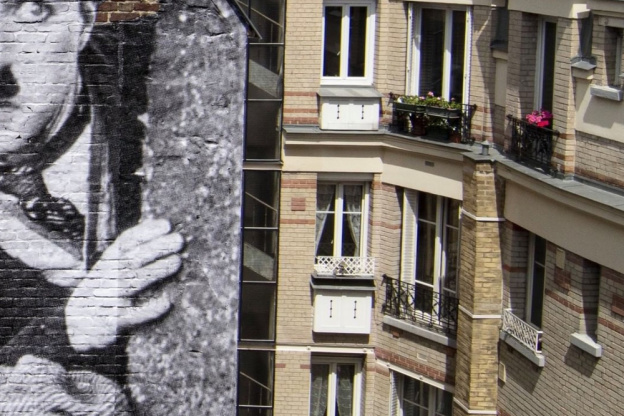 JR affiche Charlie Chaplin et Harold Lloyd en géant sur les murs du nouveau cinéma-hôtel Paradiso
