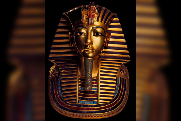 Toutankhamon son Tombeau et ses trésors, exposition Toutankhamon Porte de Versailles, exposition Toutankhamon Parc des Expositions Versailles, exposition Toutankhamon Paris 2012, toutankhamon exposition Masque funéraire |  Masque funéraire en or du pharaon Toutankhamon © DR Original en or massif avec incrustations de pâte de verre et de gemmes" H. 54 cm.