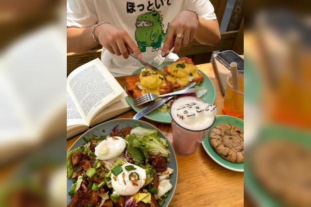 Pingwoo, le restaurant-café fleuri aux lattés chats craquants 