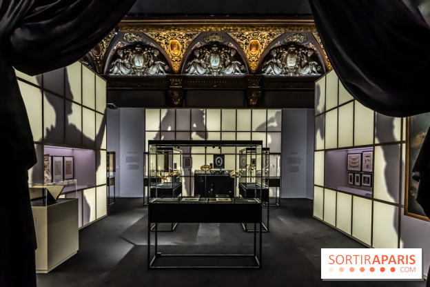 L'exposition gratuite des Bijoux de scène de la Comédie Française se dévoile à l'Hôtel Mercy-Argenteau