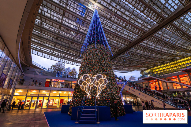 Les plus beaux sapins de Noël à Paris 2024 à découvrir : Sapin Playstation des Halles