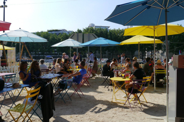 La Guinguette Solidaire Tous à Table et ses Apéricub's à Paris Plages