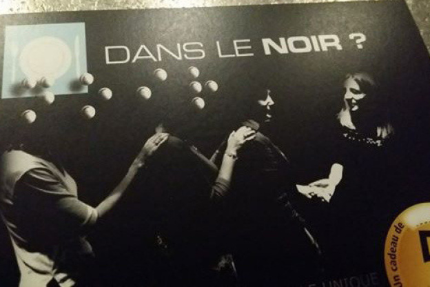 Manger dans le noir ? Une expérience sensorielle insolite à vivre à Paris