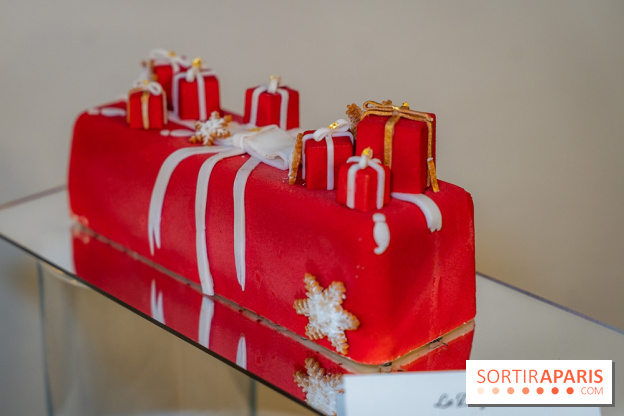Les Bûches de Noël du Drugstore Paris 2025 pour rugir et s'émerveiller - bûche cadeaux