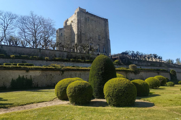Seine-et-Marne : on peut dormir dans ce donjon du XIIe siècle !