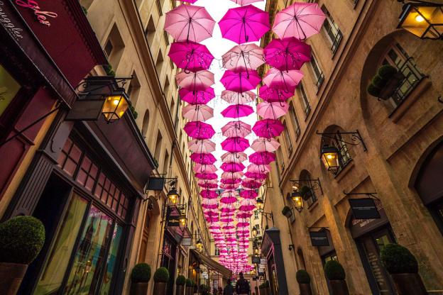 Les parapluies rose débarque au Village Royel 