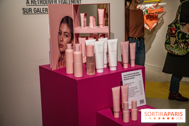 Kylie Jenner installe sa salle de bain et ses soins Kylie Skin aux Galeries Lafayette Champs-Elysées