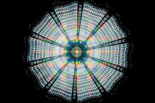 La coupole des Galeries Lafayette transformer en arc-en-ciel avec l’œuvre de Kimsooja