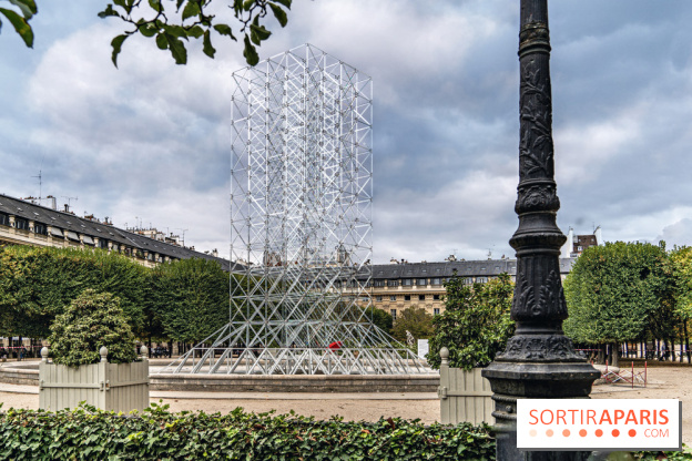 Réflexions d'Emmanuel Barrois, Une installation monumentale insolite au Jardin du Palais Royal 