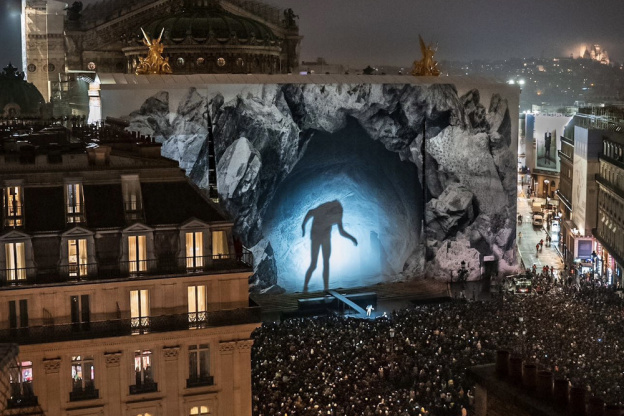 JR revient sur la façade du Palais Garnier - Opéra de Paris avec un show de 150 danseurs ce dimanche