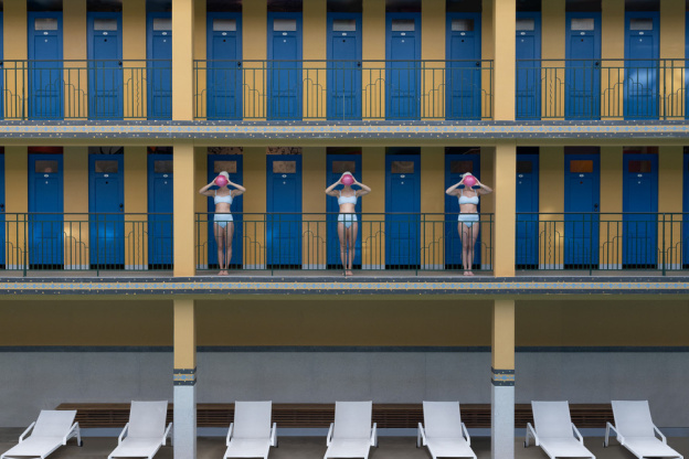 Exposition atypique à Paris : Soo Burnell revient à Molitor avec son œuvre 'Into The Blue'