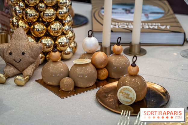 Bûche de Noël du Drugstore 2023 en forme de boules de Noël 