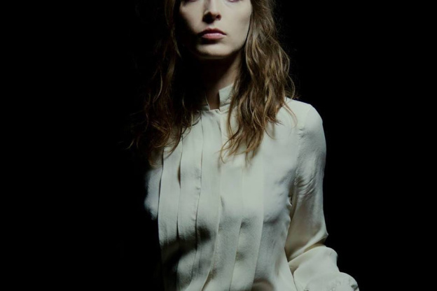 Fishbach en showcase à la Fnac Saint Lazare 