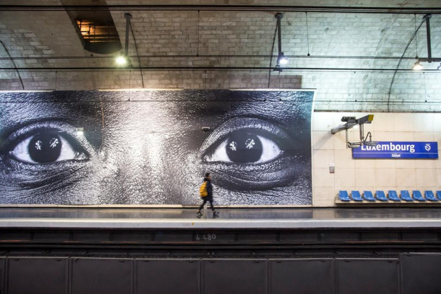 Les "regards" de JR exposés dans le métro parisien
