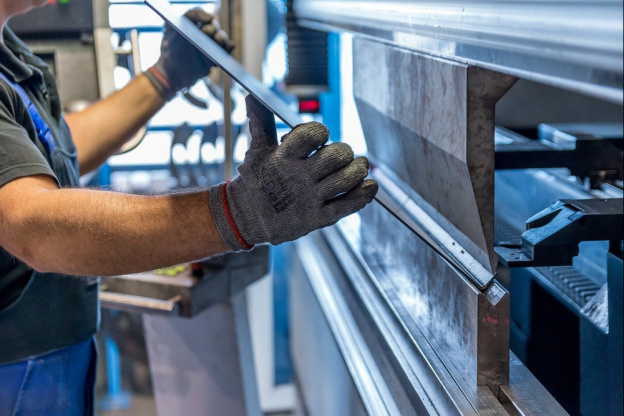 Coronavirus : durée du travail portée jusqu'à 60 heures hebdomadaires dans certains secteurs