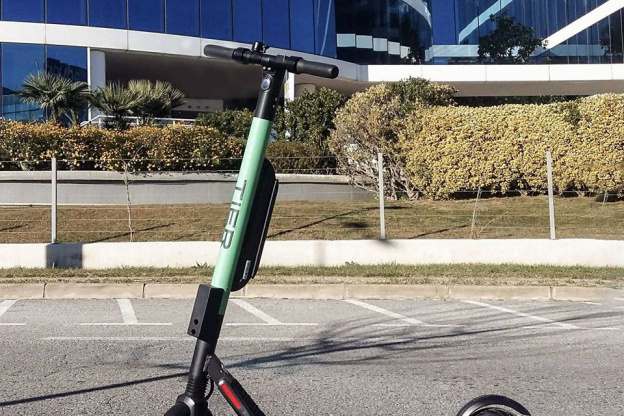 Les trottinettes électrique avec un casque intégré débarquent à Paris