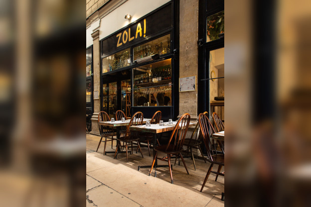 Zola installe sa grande terrasse couverte dans le Passage des Panoramas