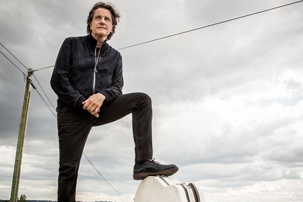 Francis Cabrel en concert aux Folies Bergère à Paris