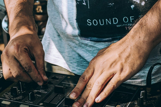 « À l’unisson » : des cafés et bars musicaux se mobilisent contre la fermeture anticipée des bars