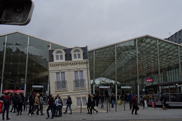 Paris : la maison penchée sur le parvis de la gare du Nord va disparaître 