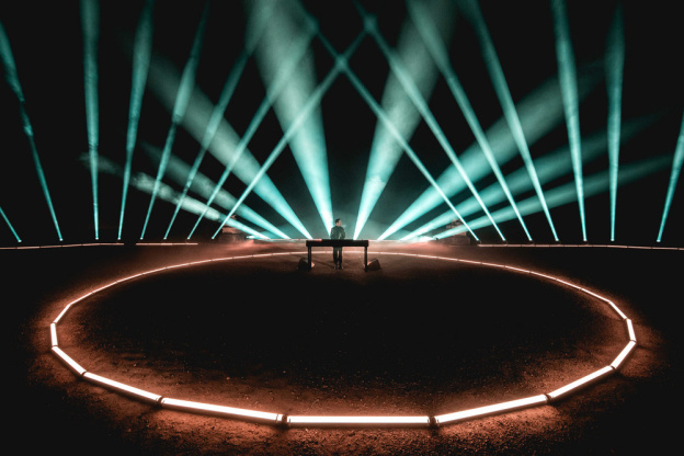 « Monumental Tour Europe » : les jardins du Palais-Royal à Paris transformés en temple de l’électro