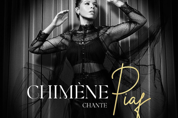Chimène Badi chante Piaf aux Folies Bergère à Paris